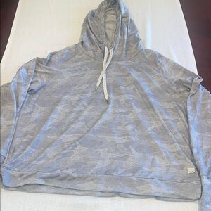 0910104 Vuori Halo Essential Hoodie Medium Gray Camo Athletic Performance VW226